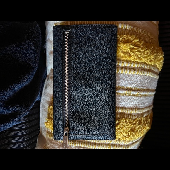 Michael Kors wallet - Picture 2 of 3